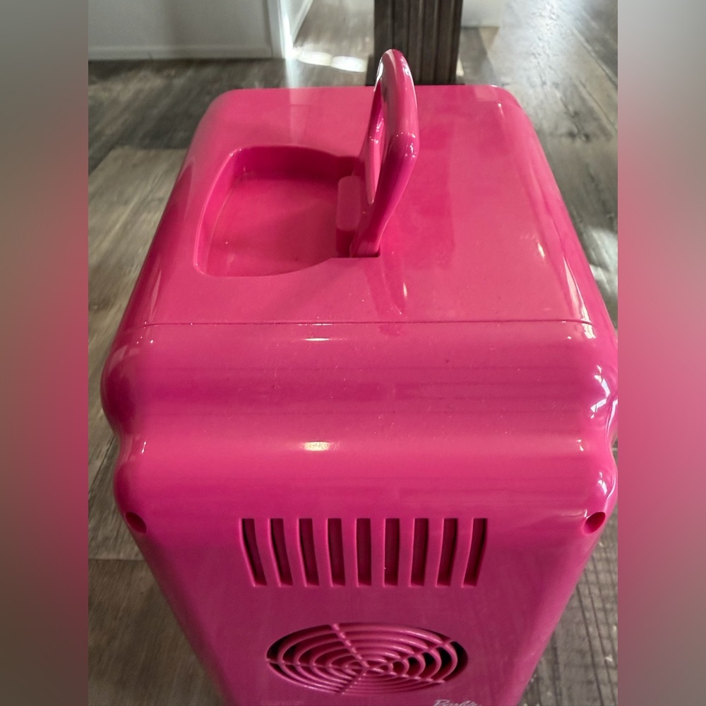 Barbie Pink and Gold mini fridge - Picture 5 of 5